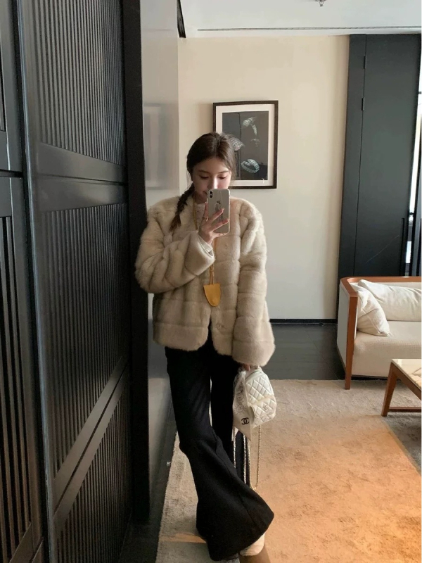 Γυναικείο παλτό γούνας από μίνκ βελούδο - V-λαιμός, μακριά μανίκια, μεσαίο μήκος, χειμώνας 2025