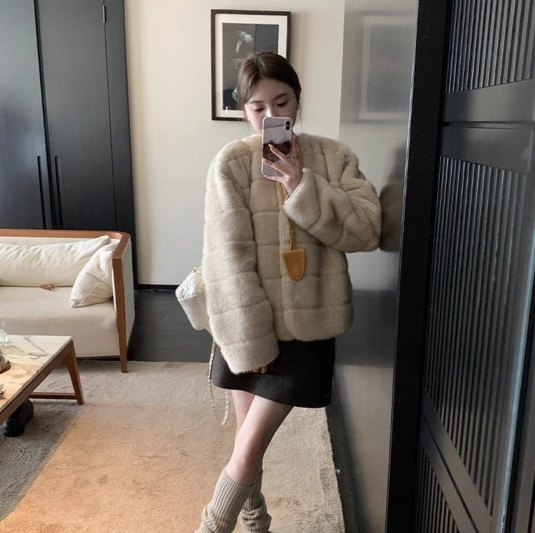 Γυναικείο παλτό γούνας από μίνκ βελούδο - V-λαιμός, μακριά μανίκια, μεσαίο μήκος, χειμώνας 2025