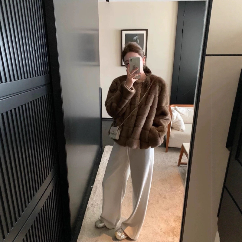 Γυναικείο παλτό γούνας από μίνκ βελούδο - V-λαιμός, μακριά μανίκια, μεσαίο μήκος, χειμώνας 2025