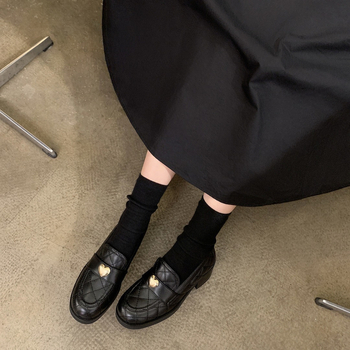 Дамски кожени лоуфъри с кръгъл нос, дебел ток 3-5 cm, горнище от телешка кожа, стелка от козья кожа, гумирана подметка, нисък връх — есен 2024 премиера