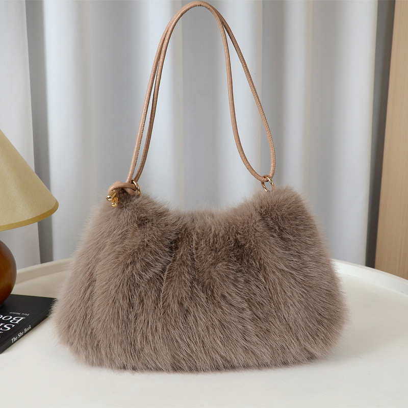 Γούνινη τσάντα σε αστικό μινιμαλιστικό στυλ — οριζόντιο τετράγωνο σχήμα, φερμουάρ κλεισίματος, επένδυση πολυεστέρα, τρισδιάστατη κατασκευή