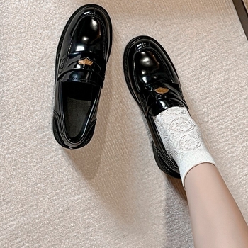 Дамски лофери от телешка кожа с кръгъл нос, нисък горен кант, гумена подметка, подплата от свинска кожа, дебел ток 3–5 см, британски стил