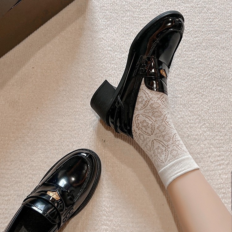 Дамски лофери от телешка кожа с кръгъл нос, нисък горен кант, гумена подметка, подплата от свинска кожа, дебел ток 3–5 см, британски стил