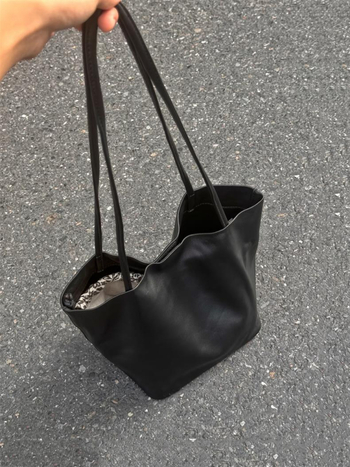 Természetes bőrből készült bucket táska, városi minimalist stílus, nyitott felső, belső telefonzseb, párnázás nélkül, egy vállpánt