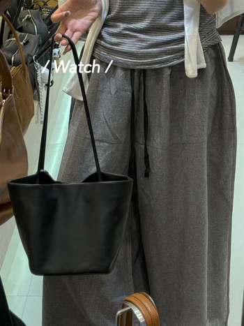 Természetes bőrből készült bucket táska, városi minimalist stílus, nyitott felső, belső telefonzseb, párnázás nélkül, egy vállpánt