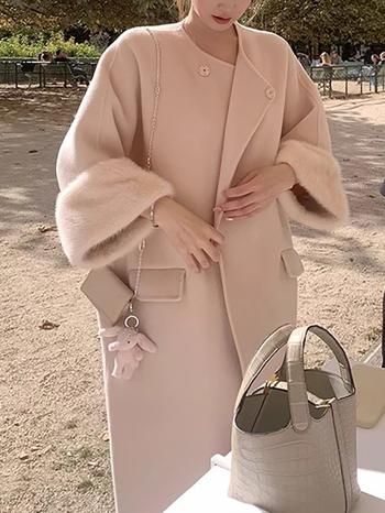 Γυναικείο παλτό από μαλλί με μανσέτες από γούνα κουνελιού, μεσαίου μήκους, άνετη γραμμή, στρογγυλός λαιμός, μακριά μανίκια.