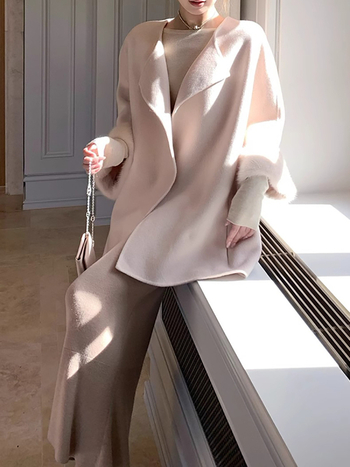 Γυναικείο παλτό από μαλλί με μανσέτες από γούνα κουνελιού, μεσαίου μήκους, άνετη γραμμή, στρογγυλός λαιμός, μακριά μανίκια.