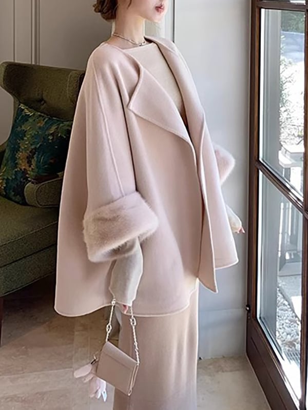 Γυναικείο παλτό από μαλλί με μανσέτες από γούνα κουνελιού, μεσαίου μήκους, άνετη γραμμή, στρογγυλός λαιμός, μακριά μανίκια.