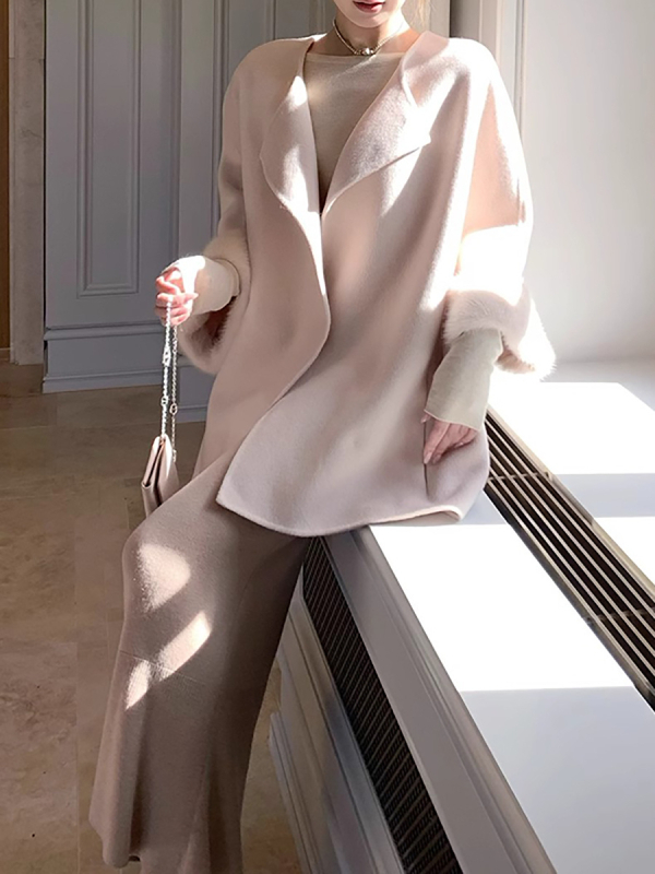 Γυναικείο παλτό από μαλλί με μανσέτες από γούνα κουνελιού, μεσαίου μήκους, άνετη γραμμή, στρογγυλός λαιμός, μακριά μανίκια.