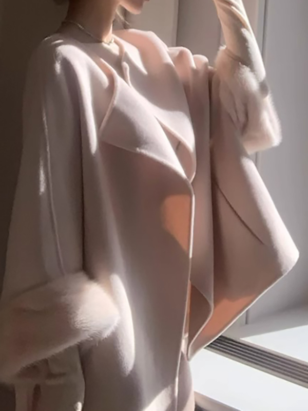 Γυναικείο παλτό από μαλλί με μανσέτες από γούνα κουνελιού, μεσαίου μήκους, άνετη γραμμή, στρογγυλός λαιμός, μακριά μανίκια.