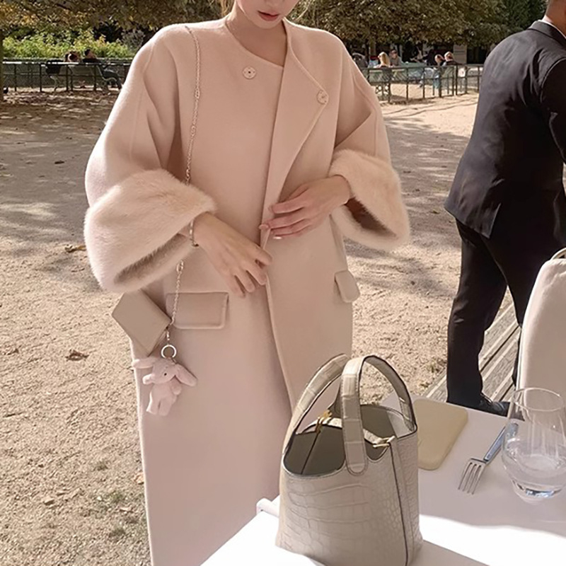 Γυναικείο παλτό από μαλλί με μανσέτες από γούνα κουνελιού, μεσαίου μήκους, άνετη γραμμή, στρογγυλός λαιμός, μακριά μανίκια.