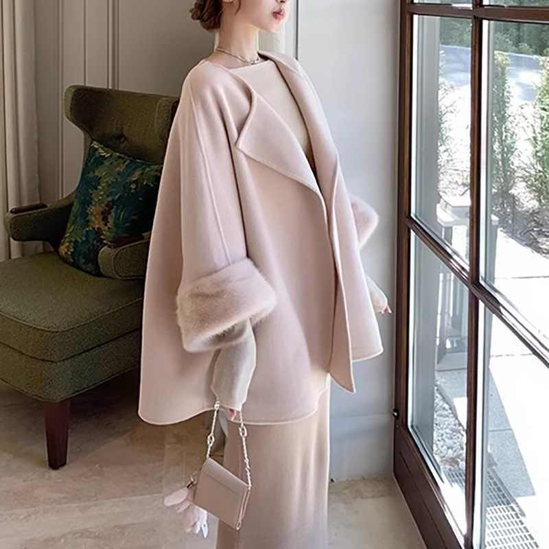 Γυναικείο παλτό από μαλλί με μανσέτες από γούνα κουνελιού, μεσαίου μήκους, άνετη γραμμή, στρογγυλός λαιμός, μακριά μανίκια.