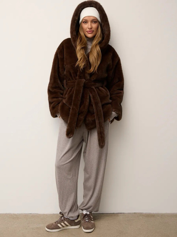 Γυναικείο παλτό από τεχνητή γούνα, μεσαίου μήκους, κουκούλα, ζώνη, κομψό αστικό στυλ, χειμώνας 2025