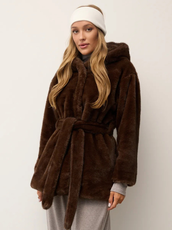 Γυναικείο παλτό από τεχνητή γούνα, μεσαίου μήκους, κουκούλα, ζώνη, κομψό αστικό στυλ, χειμώνας 2025