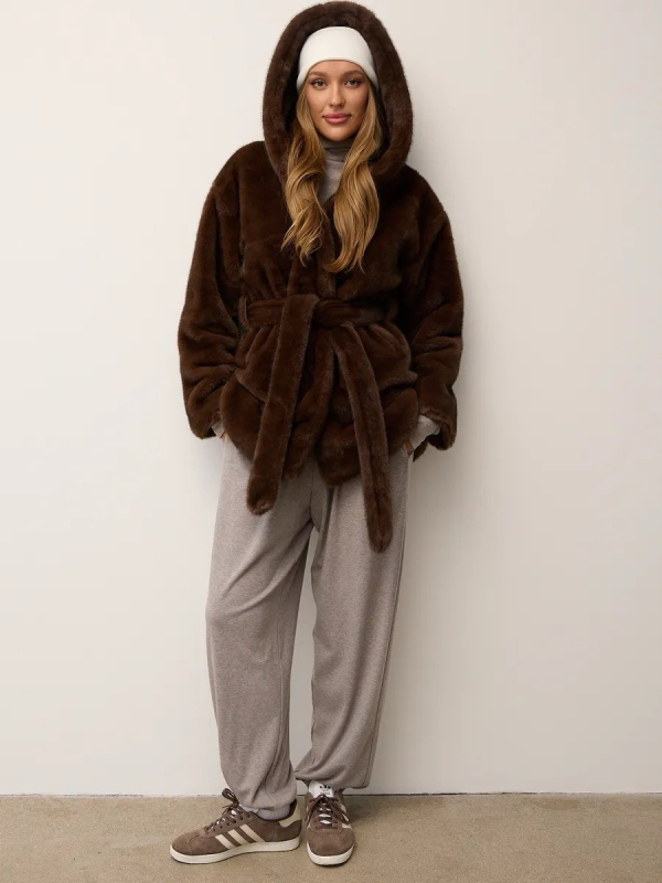 Γυναικείο παλτό από τεχνητή γούνα, μεσαίου μήκους, κουκούλα, ζώνη, κομψό αστικό στυλ, χειμώνας 2025