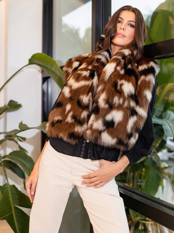 Γυναικείο παλτό από συνθετική γούνα, V-λαιμό, μακριά μανίκια, χειμώνας 2025