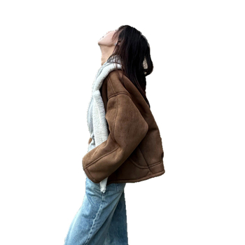 Γυναικεία κοντή μπουφάν με φλις επένδυση, τεχνητή γούνα και πέτο