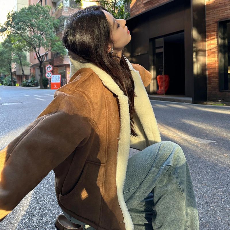 Γυναικεία κοντή μπουφάν με φλις επένδυση, τεχνητή γούνα και πέτο