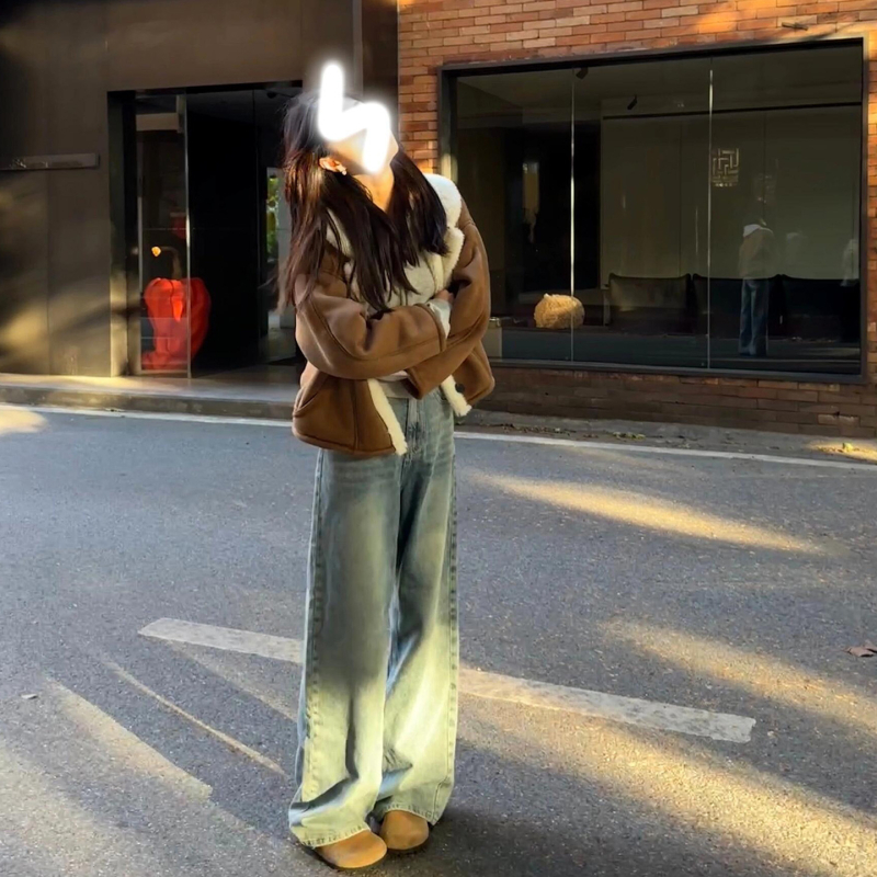 Γυναικεία κοντή μπουφάν με φλις επένδυση, τεχνητή γούνα και πέτο