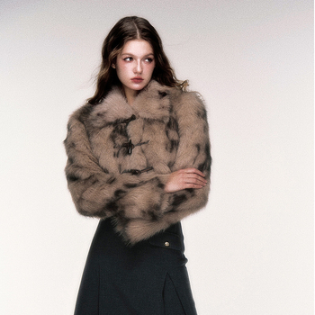 Női műszőrme kabát leopard mintával, reveres gallérral, hosszú ujjú, poliészter anyag, városi stílus.