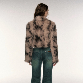 Női műszőrme kabát leopard mintával, reveres gallérral, hosszú ujjú, poliészter anyag, városi stílus.