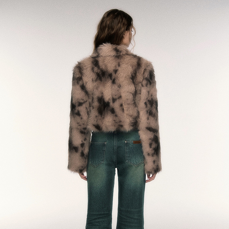 Női műszőrme kabát leopard mintával, reveres gallérral, hosszú ujjú, poliészter anyag, városi stílus.