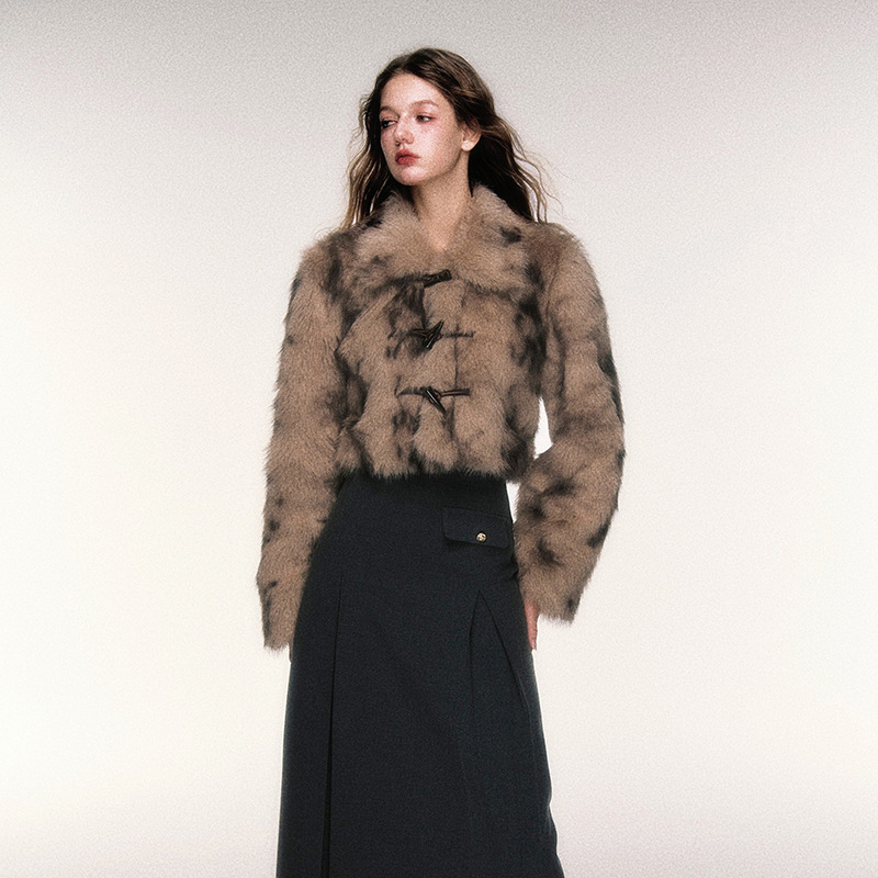 Női műszőrme kabát leopard mintával, reveres gallérral, hosszú ujjú, poliészter anyag, városi stílus.