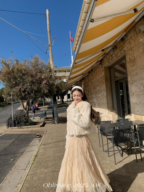 Nyúl szőrmés külső ruházat gradient szőrszál csúcsokkal, kétszínű gallér, hosszú ujjú, 2025-ös téli szezon