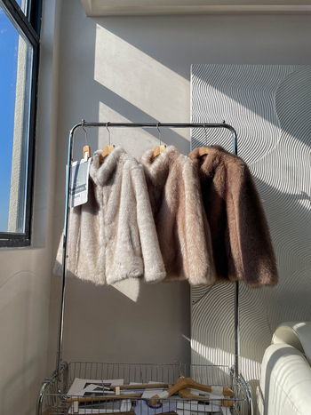 Monet's Garden κοντό μπουφάν από ψεύτικη γούνα αλεπούς με Stand Collar, 95%+ συνθετική γούνα, Χειμώνας 2025