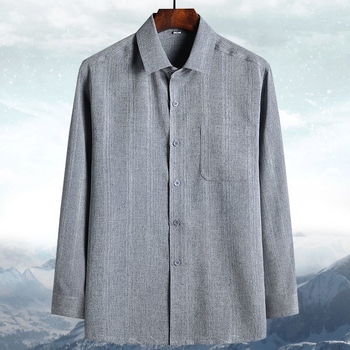 Férfiak számára lazán szabott hosszú ujjú poliészter ing, négyzetes nyakkal és zsebbel