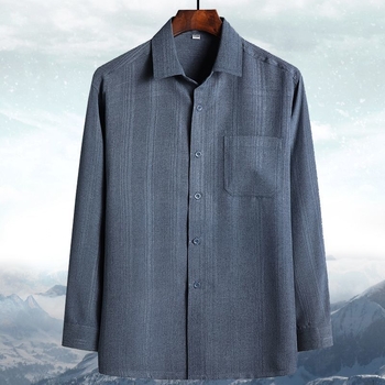 Férfiak számára lazán szabott hosszú ujjú poliészter ing, négyzetes nyakkal és zsebbel