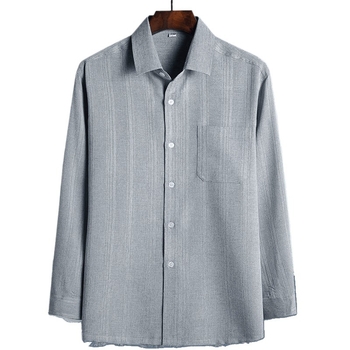 Férfiak számára lazán szabott hosszú ujjú poliészter ing, négyzetes nyakkal és zsebbel