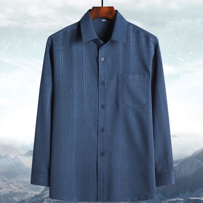 Férfiak számára lazán szabott hosszú ujjú poliészter ing, négyzetes nyakkal és zsebbel
