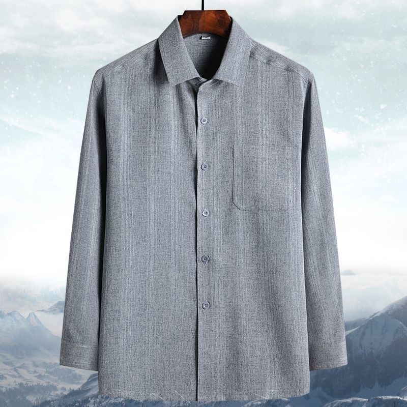 Férfiak számára lazán szabott hosszú ujjú poliészter ing, négyzetes nyakkal és zsebbel