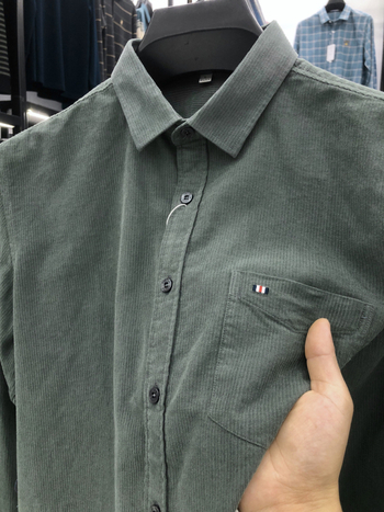 Već muška košulja od corduroya – duge rukave, šiljasti ovratnik, 100% pamuk, širok kroj