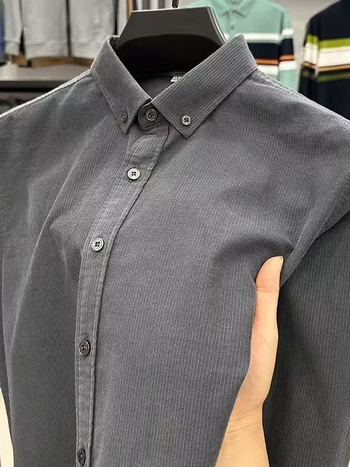 Muška corduroy košulja s dugim rukavima, jednofarban stil, izšivani detalji, lagani slojeviti komad