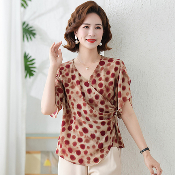 Chiffon rövid ujjú felső V-nyakkal, geometriai mintával, poliészter alapanyag több mint 95%, hossz 50–65 cm