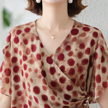 Chiffon rövid ujjú felső V-nyakkal, geometriai mintával, poliészter alapanyag több mint 95%, hossz 50–65 cm