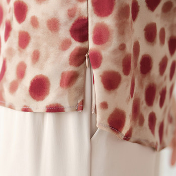 Chiffon rövid ujjú felső V-nyakkal, geometriai mintával, poliészter alapanyag több mint 95%, hossz 50–65 cm