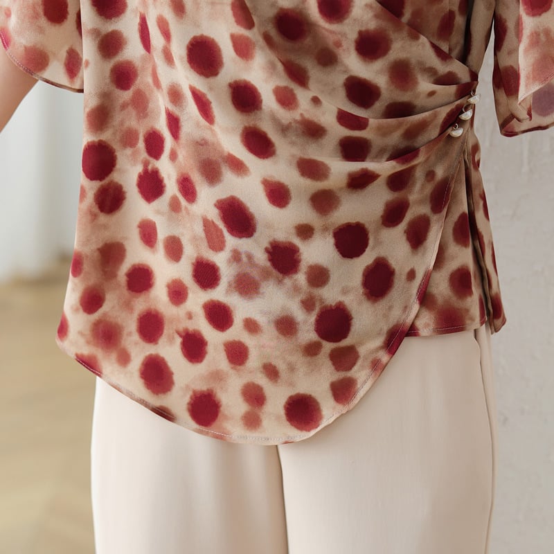 Chiffon rövid ujjú felső V-nyakkal, geometriai mintával, poliészter alapanyag több mint 95%, hossz 50–65 cm