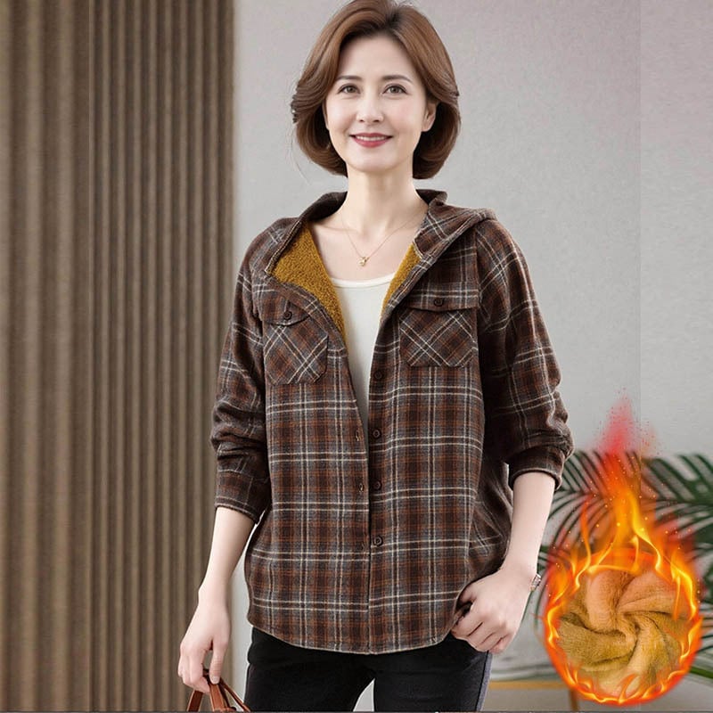 Košula s kapuljom u karirano patchwork casual stil, slobodan kroj, poliester 50–70% sadržaj, normalna duljina 50–65 cm