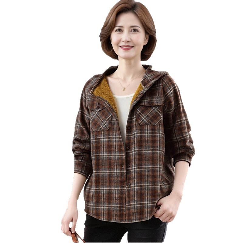 Košula s kapuljom u karirano patchwork casual stil, slobodan kroj, poliester 50–70% sadržaj, normalna duljina 50–65 cm