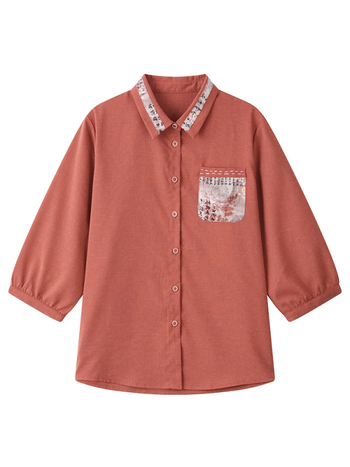 Женска риза от полиестер 80–90% и коноп (<30%), свободна кройка, ръкав 7/8, яка с ревера, дължина 50–65 см