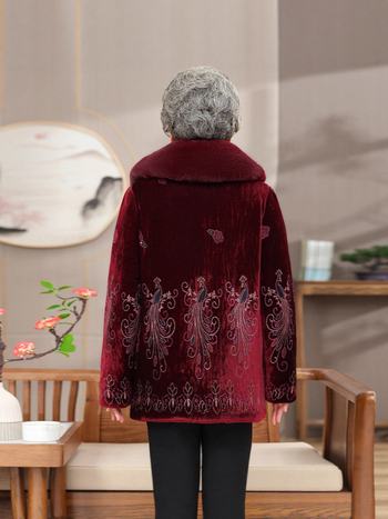 Žieminis medvilninis švarkas vyresnėms moterims su dirbtinės kailio apykakle, aksominis audinys, užpildas iš dirbtinio šilko–medvilnės mišinio, gyvūnų piešinis, vidutinio ilgio, priekyje vienos eilės sagtelėmis užsegimas