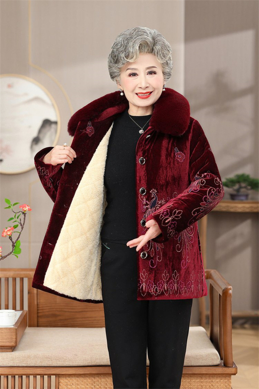 Žieminis medvilninis švarkas vyresnėms moterims su dirbtinės kailio apykakle, aksominis audinys, užpildas iš dirbtinio šilko–medvilnės mišinio, gyvūnų piešinis, vidutinio ilgio, priekyje vienos eilės sagtelėmis užsegimas