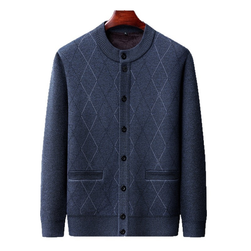 Férfi kötött kardigán, laza szabású, kerek nyakú, hosszú ujjú, fleece bélés, jacquard mintázat, poliészter-alapanyag.