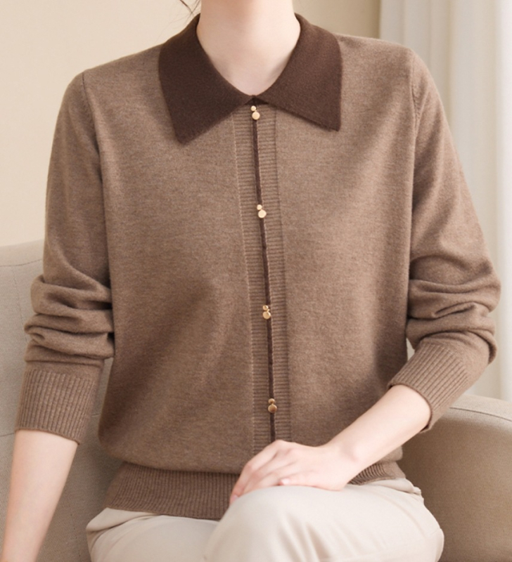 Cardigan-stil džemper, lagani pleteni materijal, polo ovratnik, duge rukave, udoban kroj