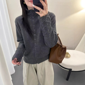 Dámsky cardigan s polovične vysokým golierom, hrubý akrylový úplet, geometrický vzor, dĺžka 50–65 cm