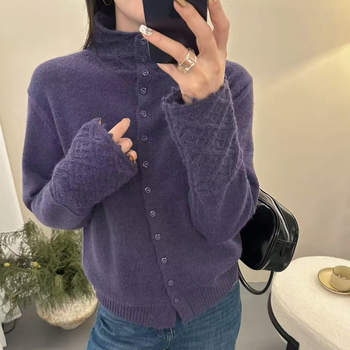 Dámsky cardigan s polovične vysokým golierom, hrubý akrylový úplet, geometrický vzor, dĺžka 50–65 cm