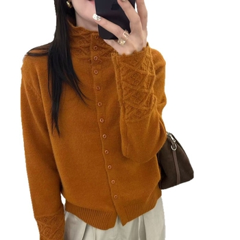 Dámsky cardigan s polovične vysokým golierom, hrubý akrylový úplet, geometrický vzor, dĺžka 50–65 cm